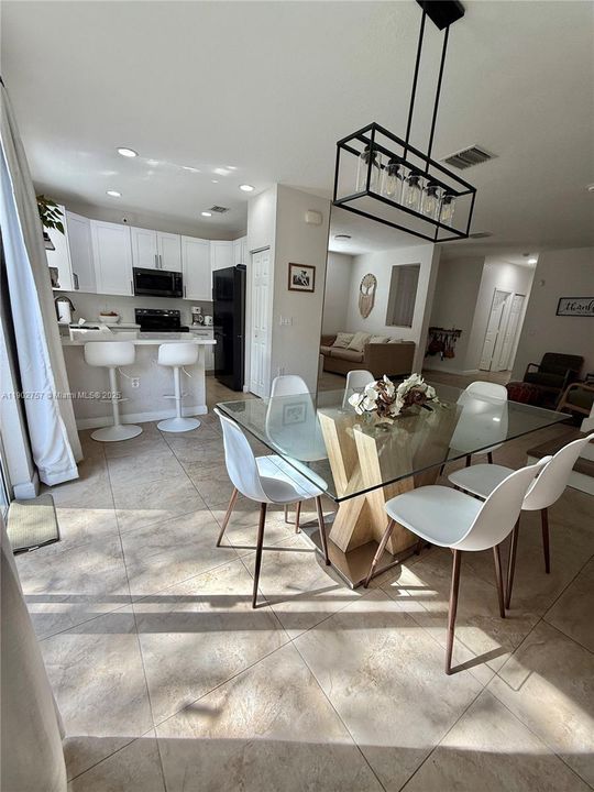 出租: $3,900 (4 贝兹, 3 浴室, 1912 平方英尺)