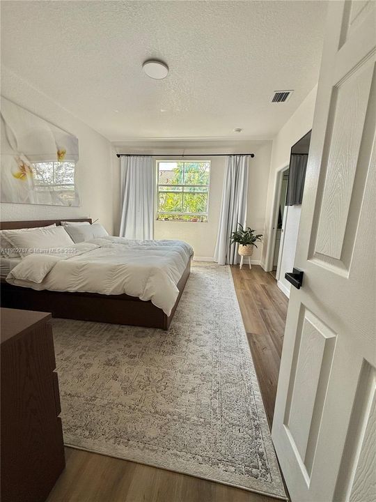 出租: $3,900 (4 贝兹, 3 浴室, 1912 平方英尺)