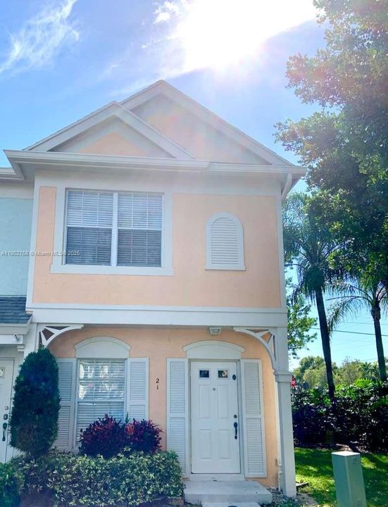 For Rent: $2,750 (2 beds, 2 baths, 1110 Square Feet)