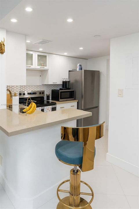 Recently Rented: $3,950 (1 beds, 1 baths, 735 Square Feet)