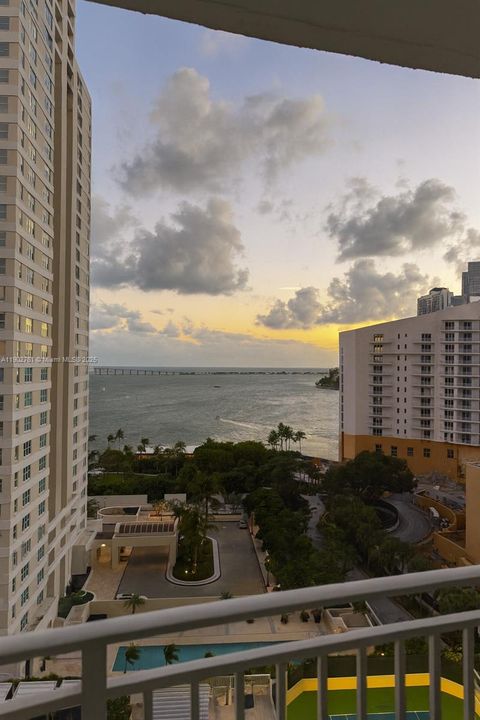 Recently Rented: $3,950 (1 beds, 1 baths, 735 Square Feet)