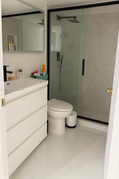 Recently Rented: $3,950 (1 beds, 1 baths, 735 Square Feet)