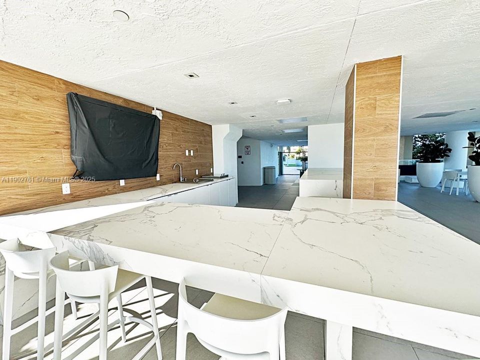 Recently Rented: $3,950 (1 beds, 1 baths, 735 Square Feet)