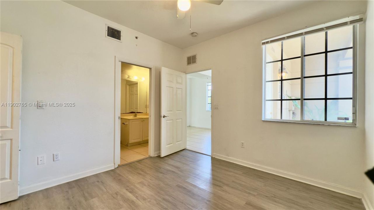 出租: $1,725 (2 贝兹, 2 浴室, 855 平方英尺)