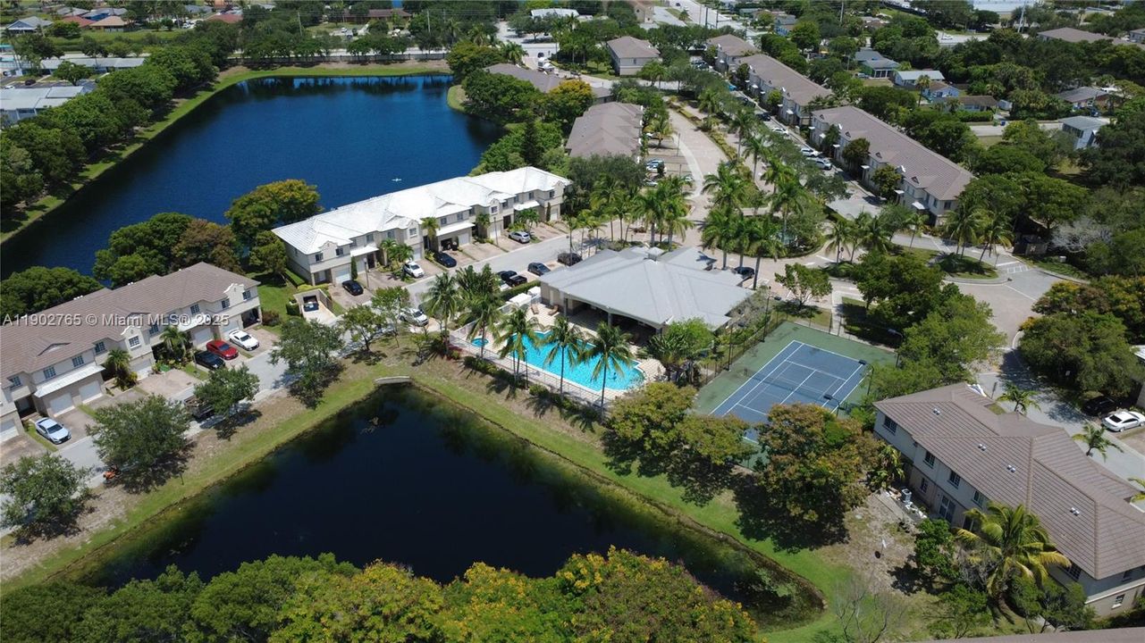 出租: $1,725 (2 贝兹, 2 浴室, 855 平方英尺)