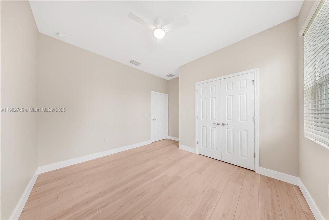 合同活跃: $319,900 (2 贝兹, 2 浴室, 1816 平方英尺)