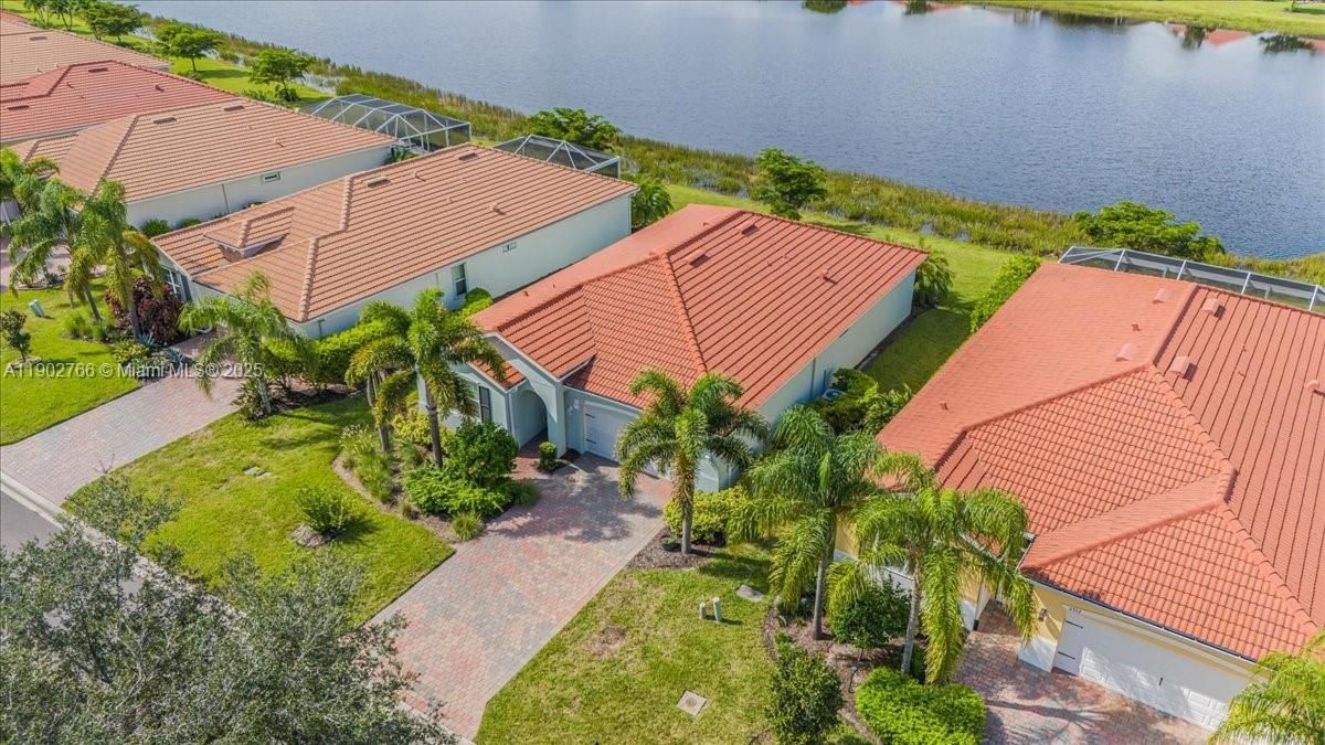 合同活跃: $319,900 (2 贝兹, 2 浴室, 1816 平方英尺)