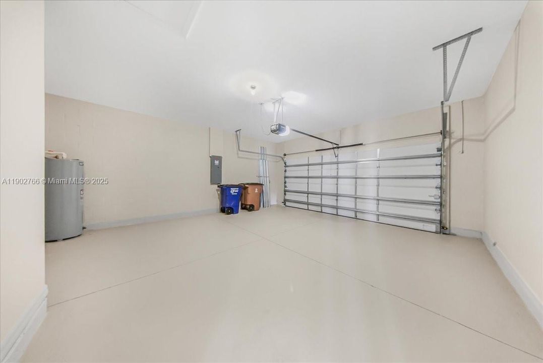 合同活跃: $319,900 (2 贝兹, 2 浴室, 1816 平方英尺)