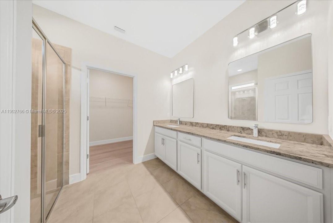 合同活跃: $319,900 (2 贝兹, 2 浴室, 1816 平方英尺)