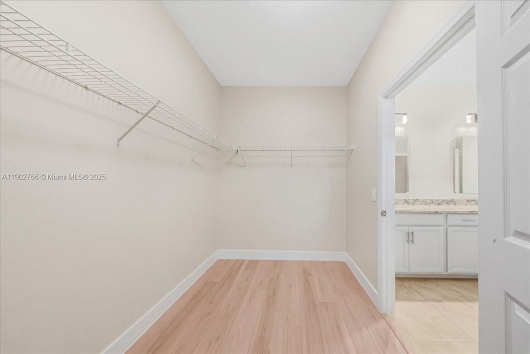 合同活跃: $319,900 (2 贝兹, 2 浴室, 1816 平方英尺)