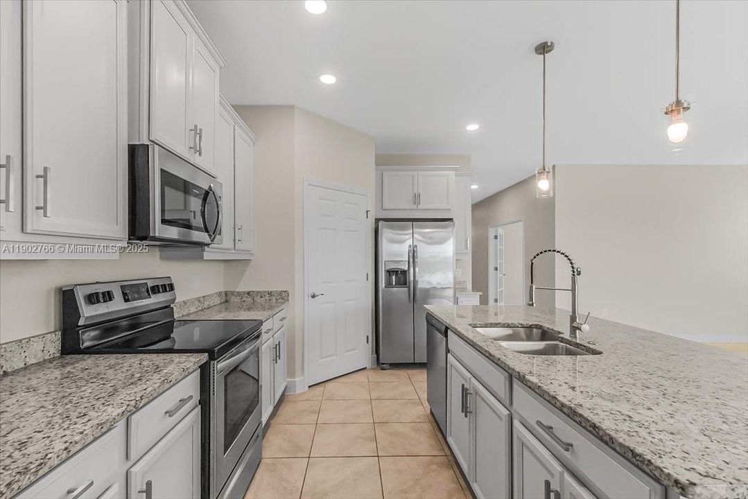 合同活跃: $319,900 (2 贝兹, 2 浴室, 1816 平方英尺)