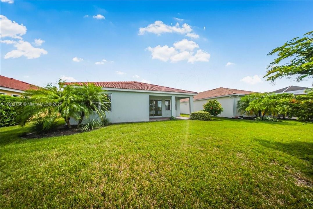 合同活跃: $319,900 (2 贝兹, 2 浴室, 1816 平方英尺)