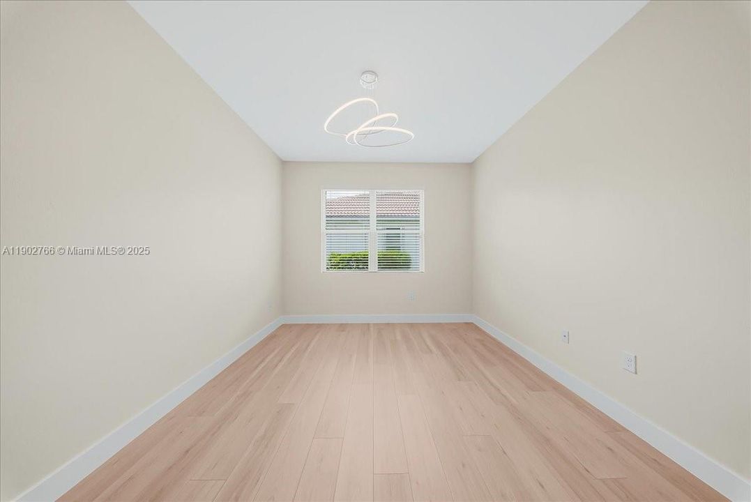 合同活跃: $319,900 (2 贝兹, 2 浴室, 1816 平方英尺)