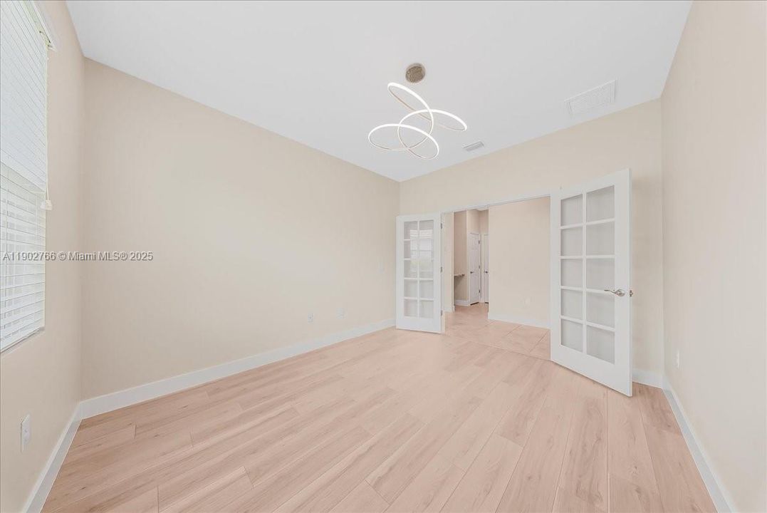 合同活跃: $319,900 (2 贝兹, 2 浴室, 1816 平方英尺)