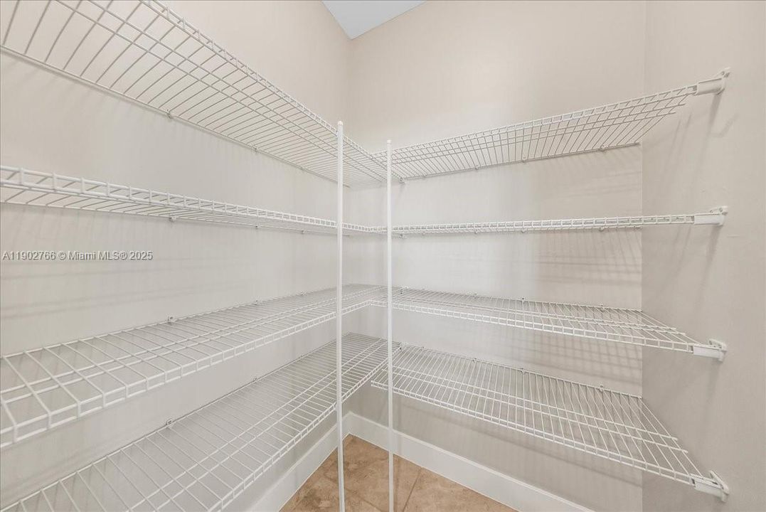 合同活跃: $319,900 (2 贝兹, 2 浴室, 1816 平方英尺)