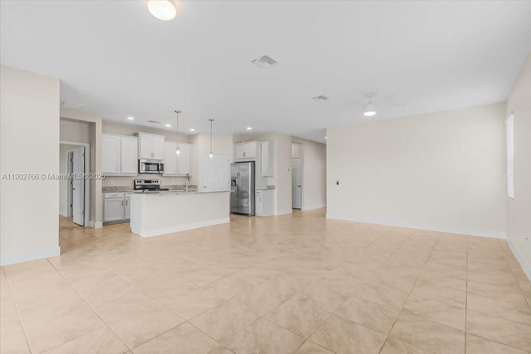 合同活跃: $319,900 (2 贝兹, 2 浴室, 1816 平方英尺)