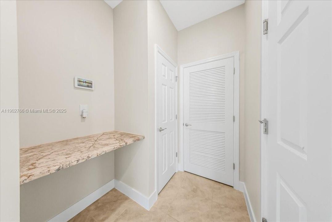 合同活跃: $319,900 (2 贝兹, 2 浴室, 1816 平方英尺)