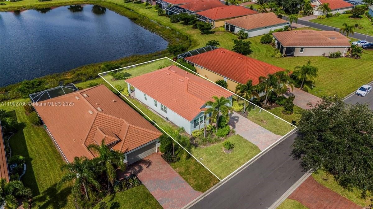 合同活跃: $319,900 (2 贝兹, 2 浴室, 1816 平方英尺)