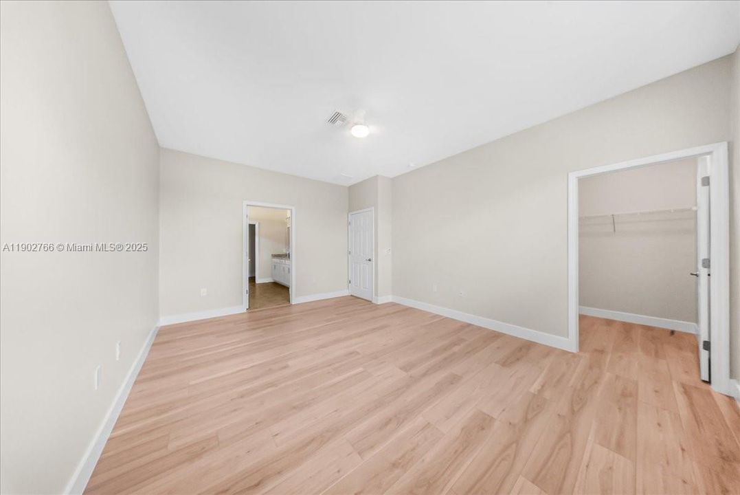 合同活跃: $319,900 (2 贝兹, 2 浴室, 1816 平方英尺)