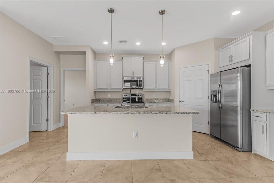 合同活跃: $319,900 (2 贝兹, 2 浴室, 1816 平方英尺)