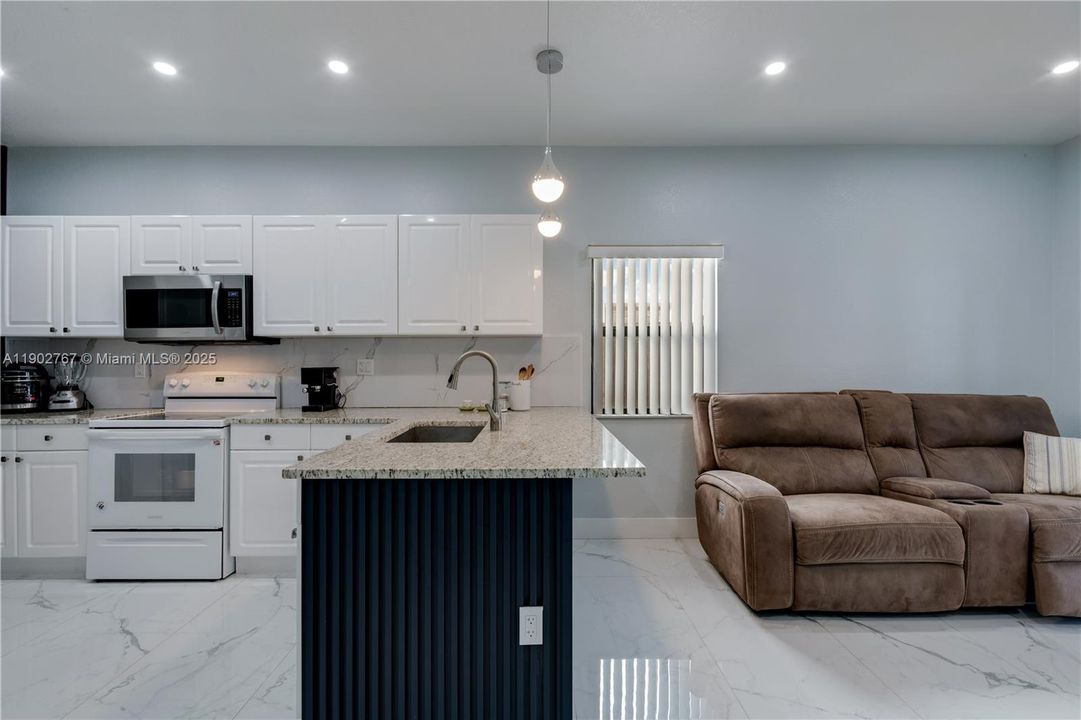 Active With Contract: $550,000 (3 beds, 2 baths, 1480 Square Feet)