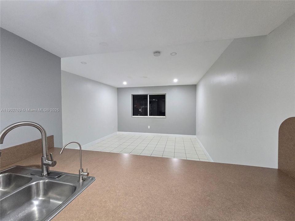 For Sale: $279,000 (2 beds, 2 baths, 1050 Square Feet)