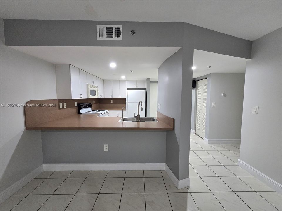 For Sale: $279,000 (2 beds, 2 baths, 1050 Square Feet)