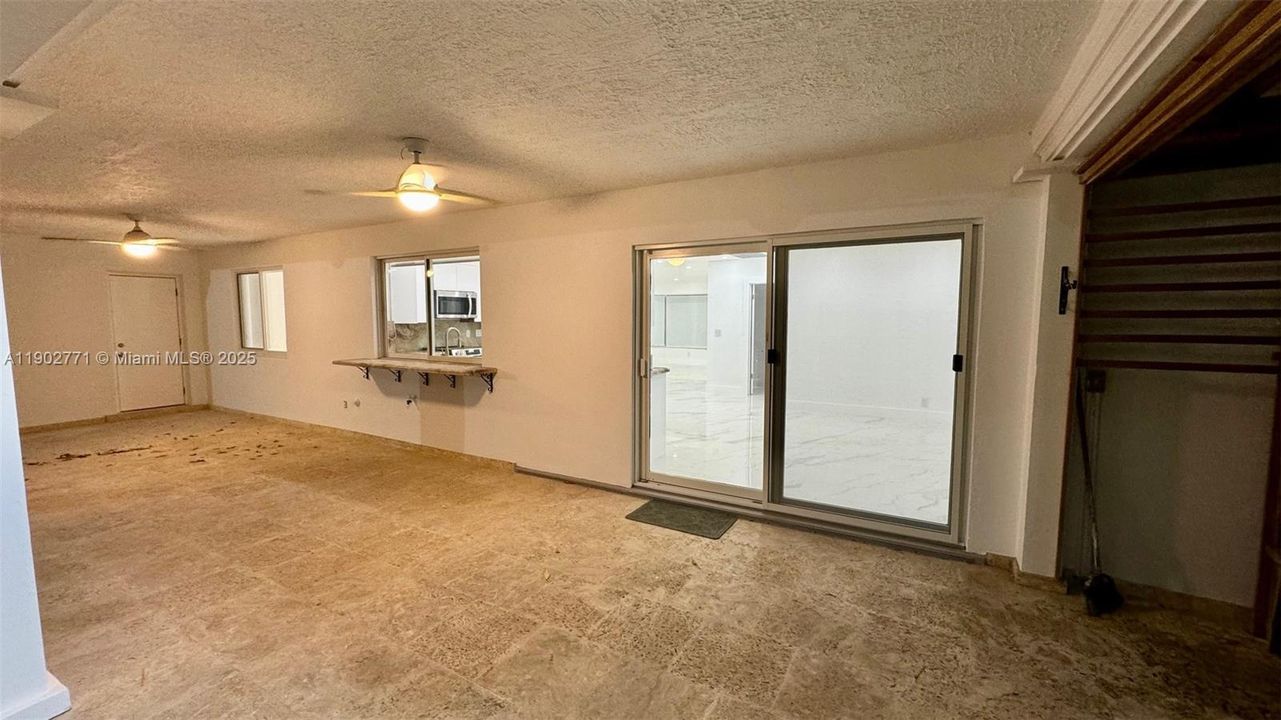 合同活跃: $4,950 (5 贝兹, 2 浴室, 2576 平方英尺)