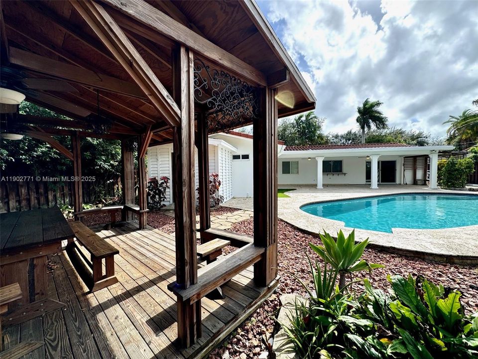 合同活跃: $4,950 (5 贝兹, 2 浴室, 2576 平方英尺)