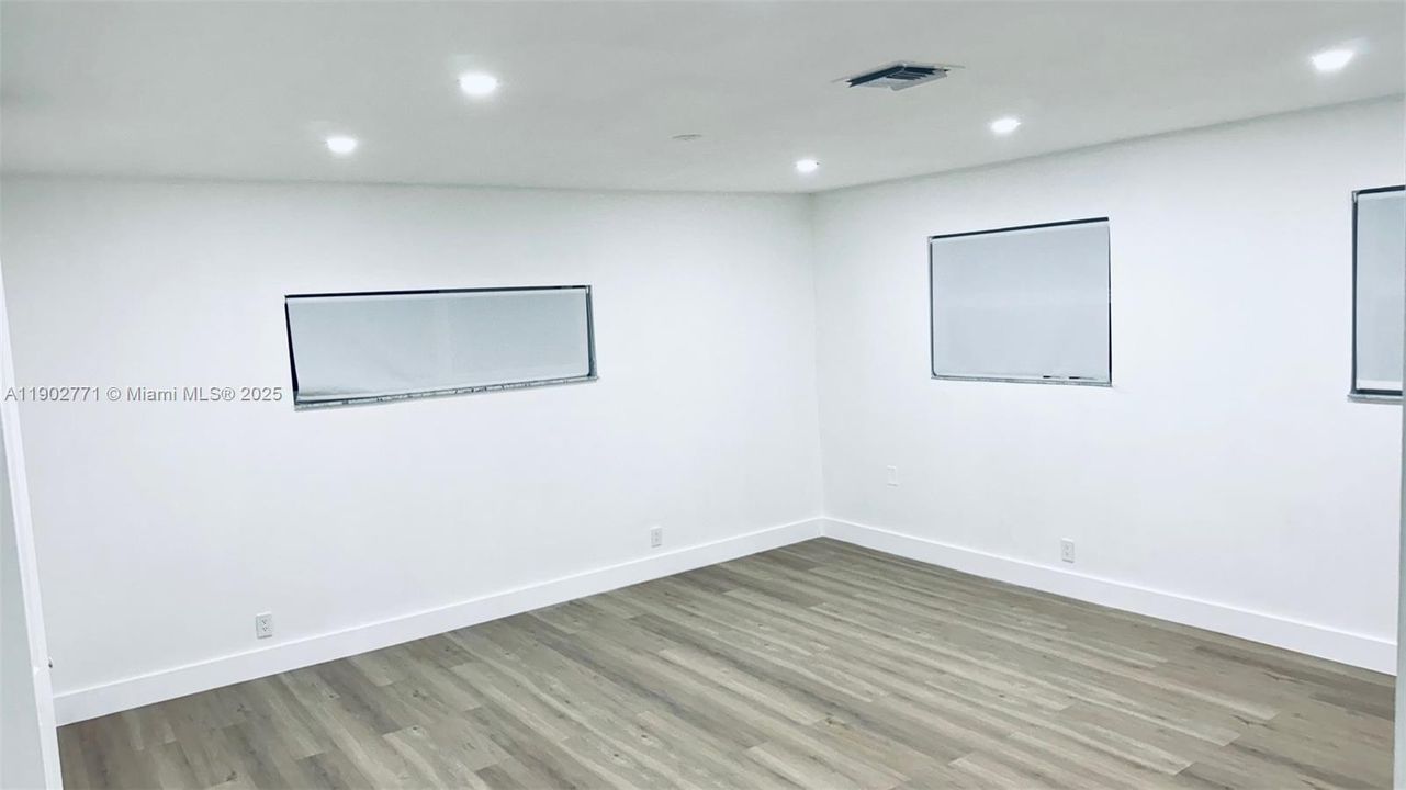 合同活跃: $4,950 (5 贝兹, 2 浴室, 2576 平方英尺)