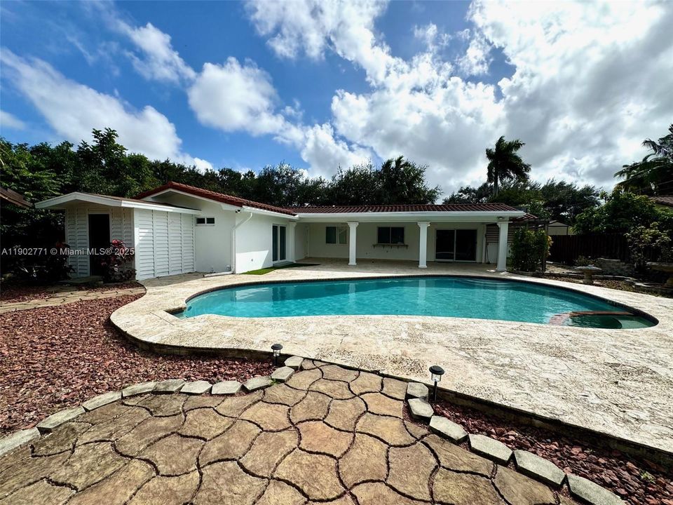 合同活跃: $4,950 (5 贝兹, 2 浴室, 2576 平方英尺)