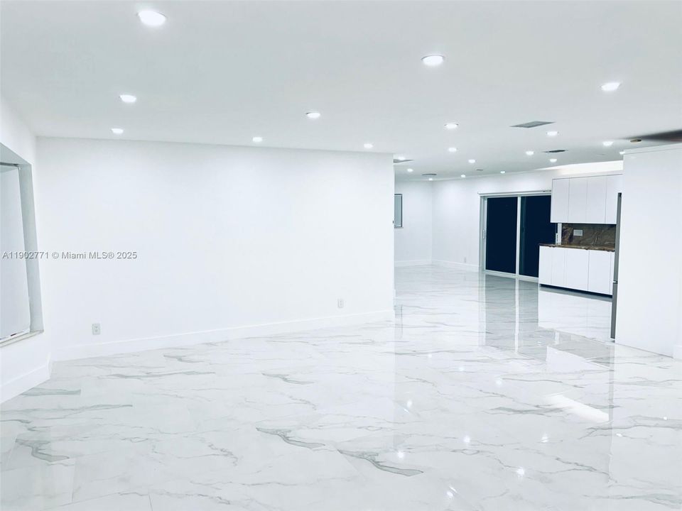 合同活跃: $4,950 (5 贝兹, 2 浴室, 2576 平方英尺)