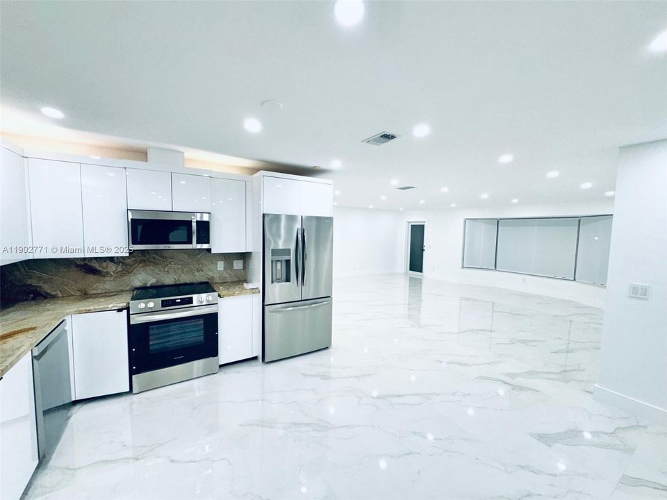 合同活跃: $4,950 (5 贝兹, 2 浴室, 2576 平方英尺)