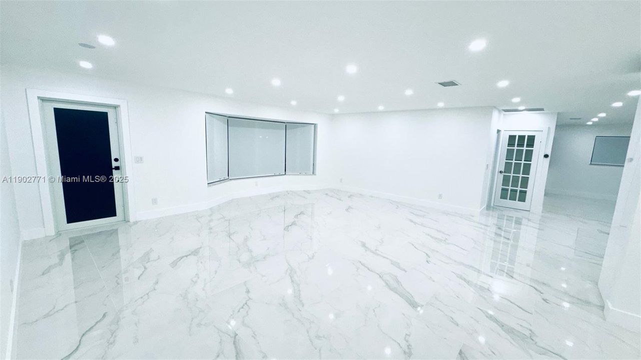 合同活跃: $4,950 (5 贝兹, 2 浴室, 2576 平方英尺)