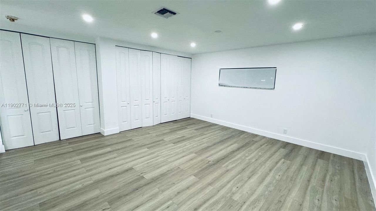 合同活跃: $4,950 (5 贝兹, 2 浴室, 2576 平方英尺)