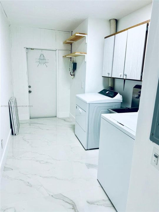 合同活跃: $4,950 (5 贝兹, 2 浴室, 2576 平方英尺)