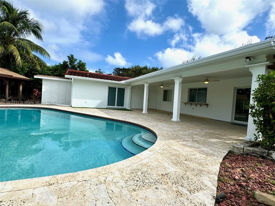 合同活跃: $4,950 (5 贝兹, 2 浴室, 2576 平方英尺)