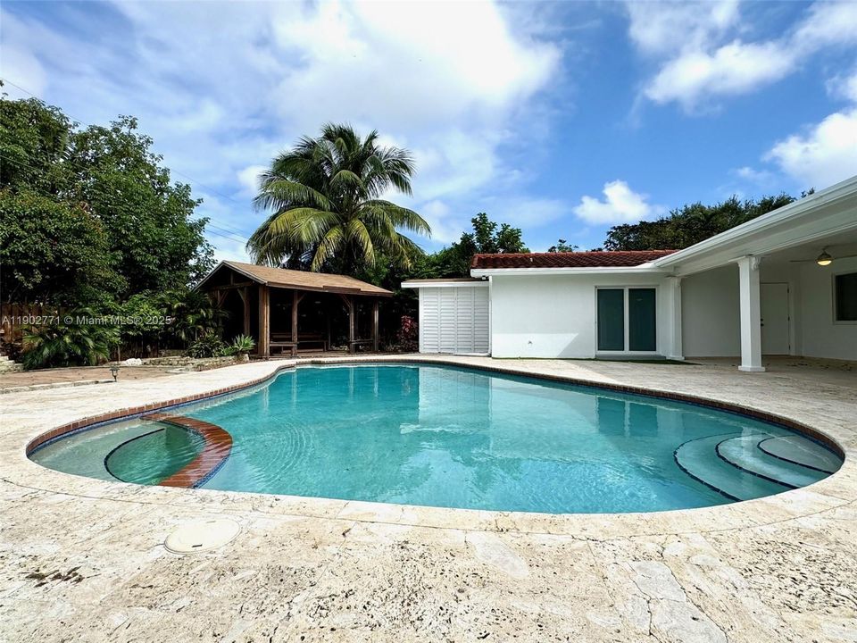 合同活跃: $4,950 (5 贝兹, 2 浴室, 2576 平方英尺)