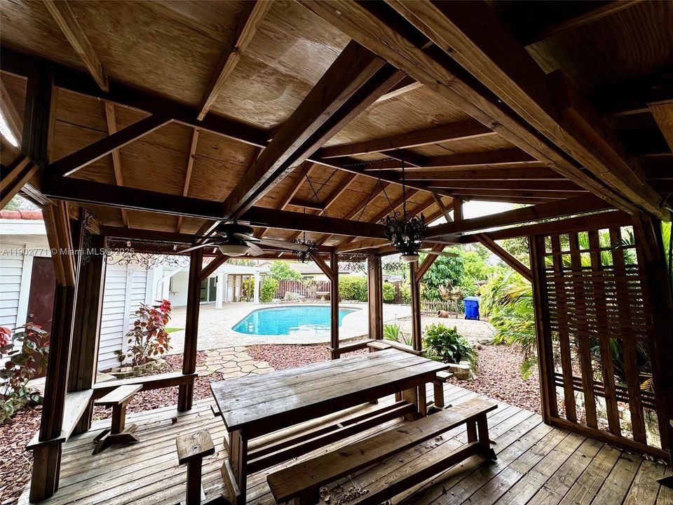 合同活跃: $4,950 (5 贝兹, 2 浴室, 2576 平方英尺)