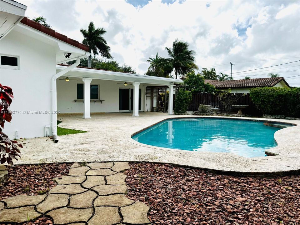 合同活跃: $4,950 (5 贝兹, 2 浴室, 2576 平方英尺)