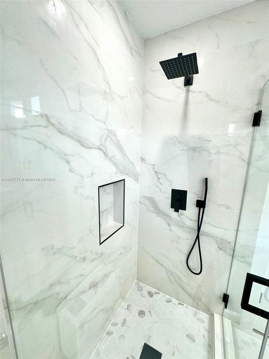 合同活跃: $4,950 (5 贝兹, 2 浴室, 2576 平方英尺)