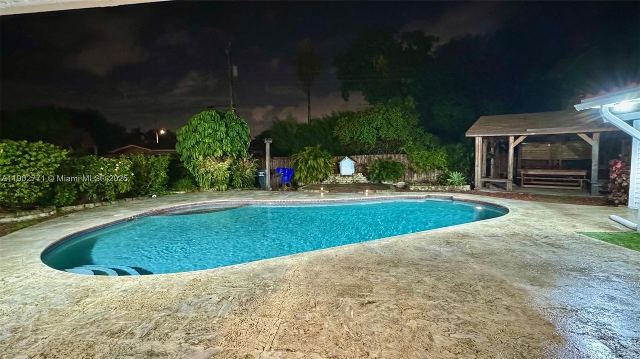 合同活跃: $4,950 (5 贝兹, 2 浴室, 2576 平方英尺)