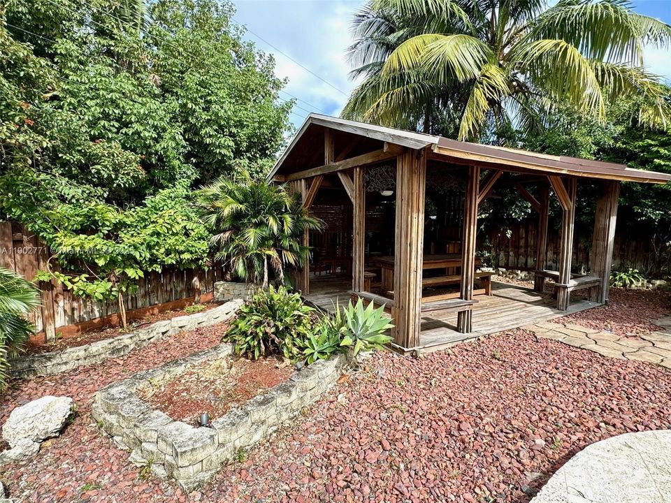 合同活跃: $4,950 (5 贝兹, 2 浴室, 2576 平方英尺)