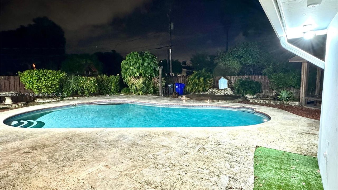 合同活跃: $4,950 (5 贝兹, 2 浴室, 2576 平方英尺)