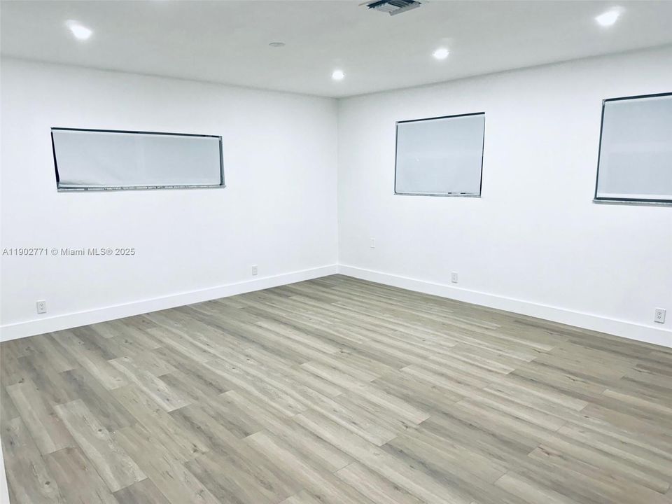 合同活跃: $4,950 (5 贝兹, 2 浴室, 2576 平方英尺)