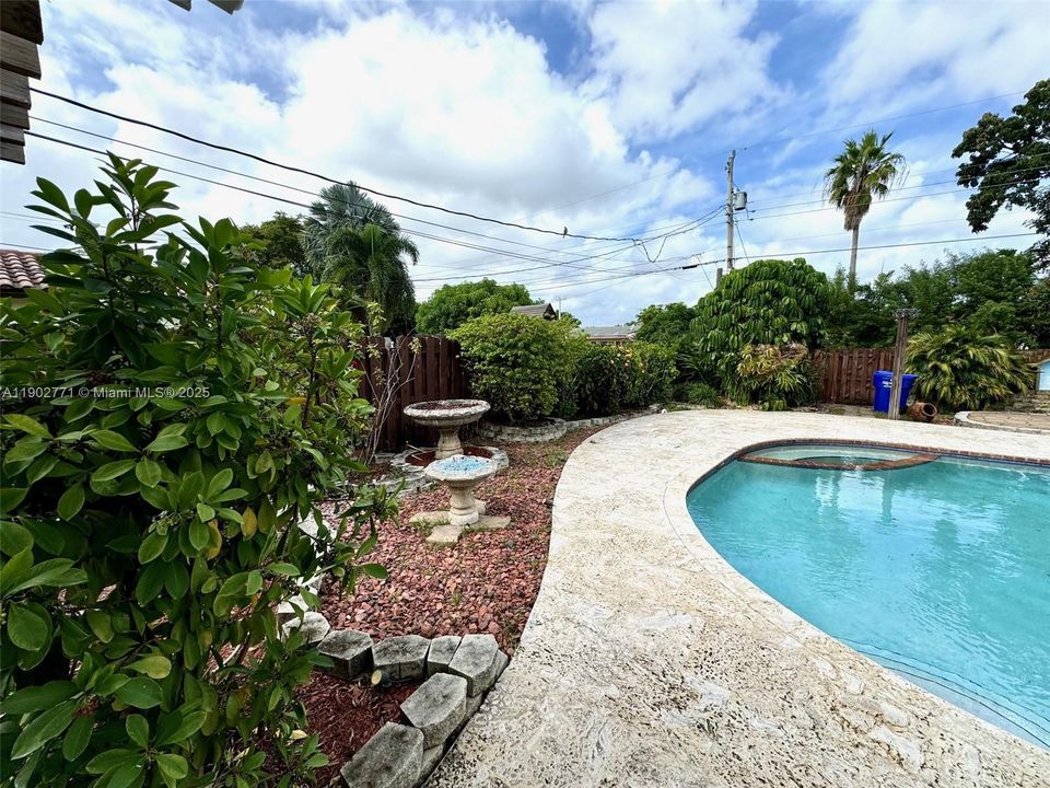 合同活跃: $4,950 (5 贝兹, 2 浴室, 2576 平方英尺)