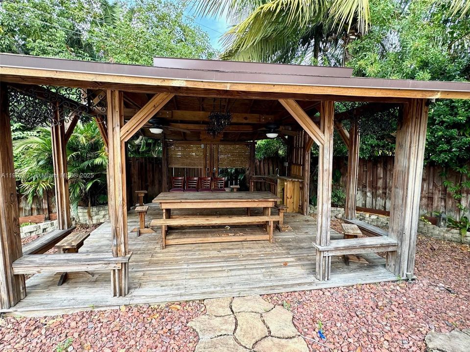 合同活跃: $4,950 (5 贝兹, 2 浴室, 2576 平方英尺)