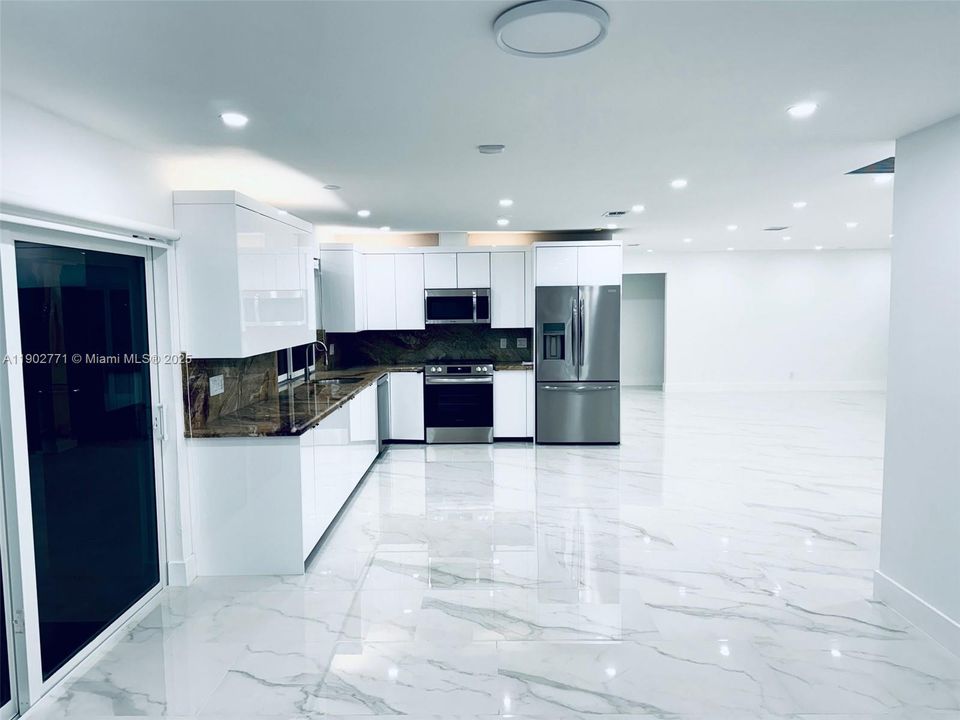 合同活跃: $4,950 (5 贝兹, 2 浴室, 2576 平方英尺)