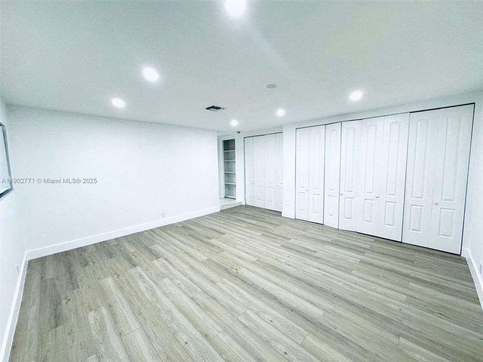 合同活跃: $4,950 (5 贝兹, 2 浴室, 2576 平方英尺)