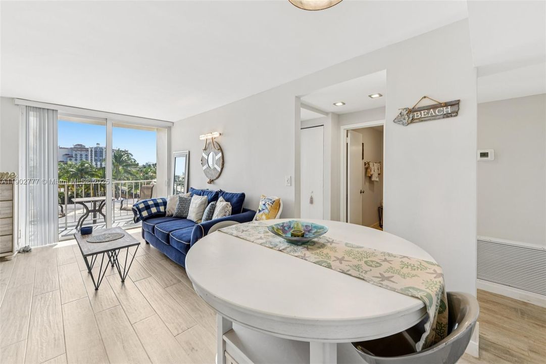 Activo con contrato: $3,150 (2 camas, 2 baños, 830 Pies cuadrados)